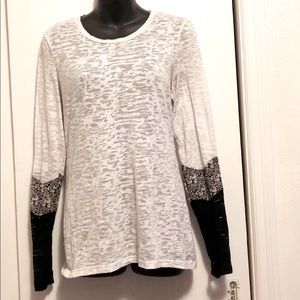 BKE Black and soft white stretchy crew neck top with thumbholes Sz L